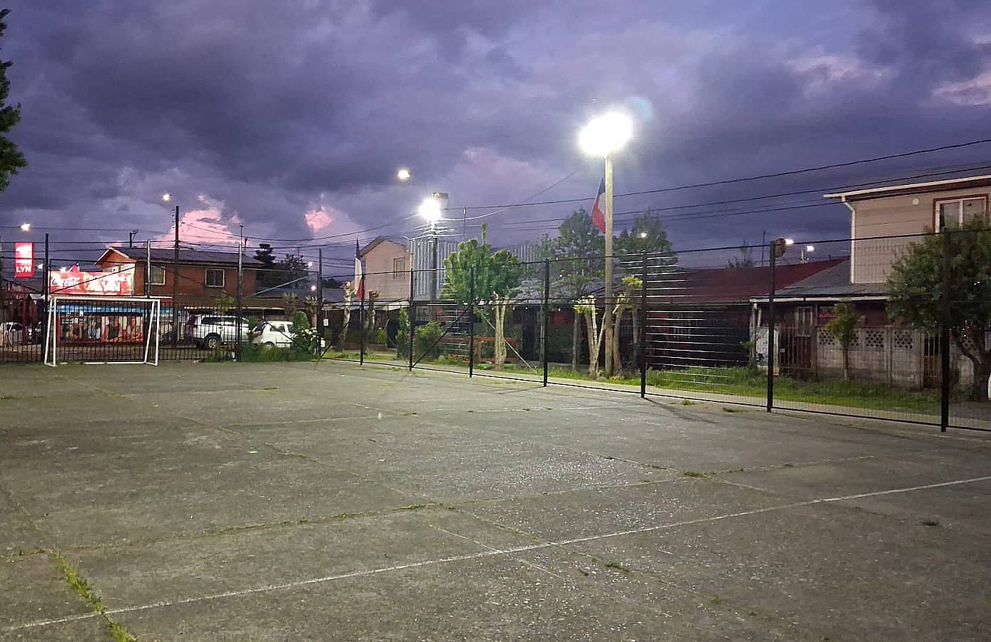 Más luz para Chillán: la DOM cambia luminarias a LED y repara redes en barrios urbanos y rurales