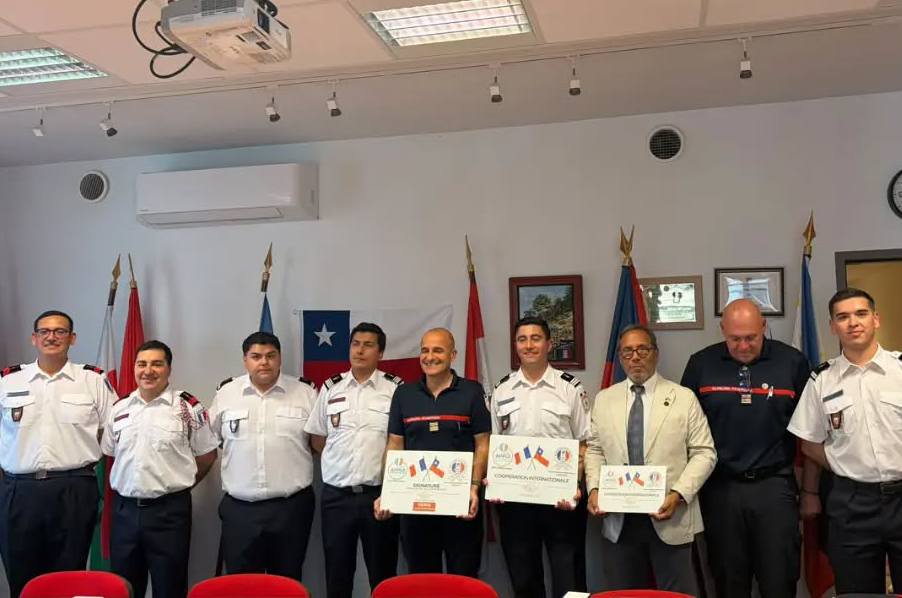 Quinta Compañía “Pompe France” de Bomberos de Chillán firma hermanamiento con entidad bomberil francesa